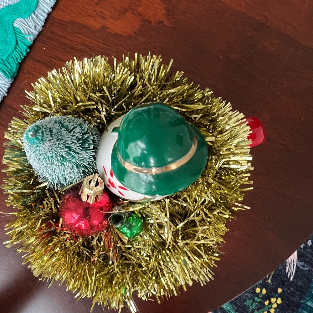 Christmas Lady Handmade Vintage Christmas Vignette/Diorama Decoration - Picture 7 of 10